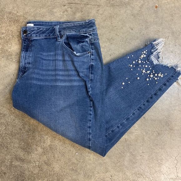 Lane Bryant denim with pearl ankle detail designed in New York there a mid rise - Picture 3 of 7